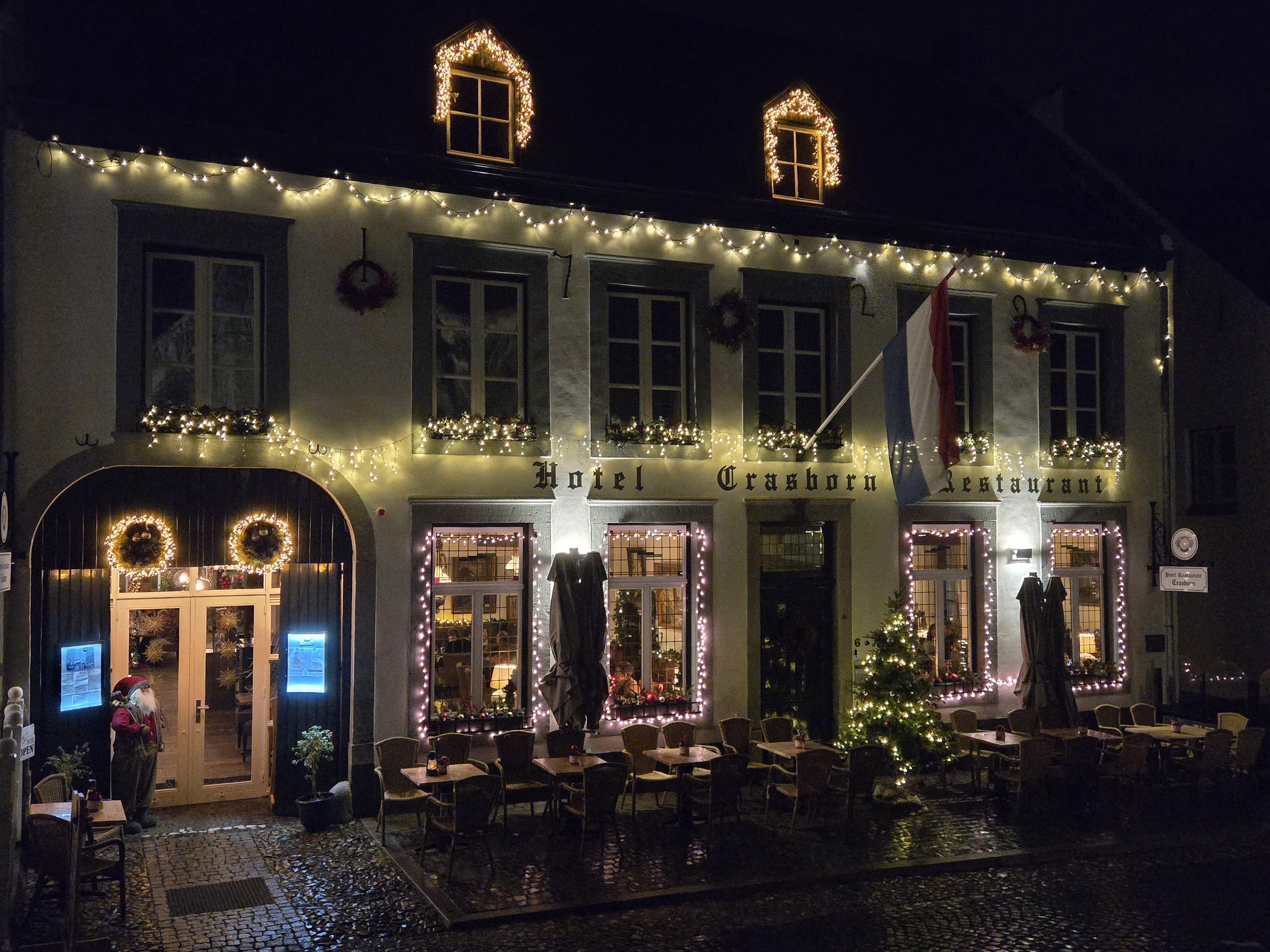 Hotel Restaurant Crasborn - Kerst 2024 gevel in kerstsfeer